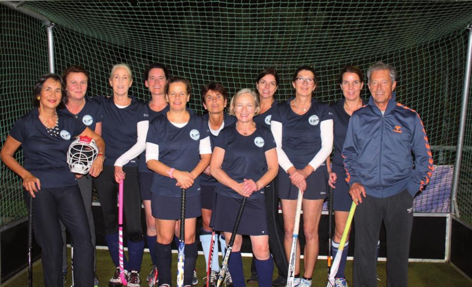 Die Hockey-Damen mit ihrem Trainer Ulli Brauns