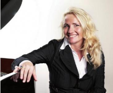 Am Piano: Yvonne Trübger