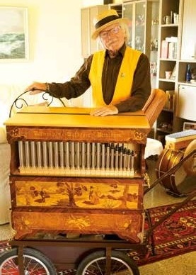 Klaus Steinborn mit einer 43er Harmonipan, Foto: Petra Sonntag Klaus Steinborn mit einer 43er Harmonipan, Foto: Petra Sonntag