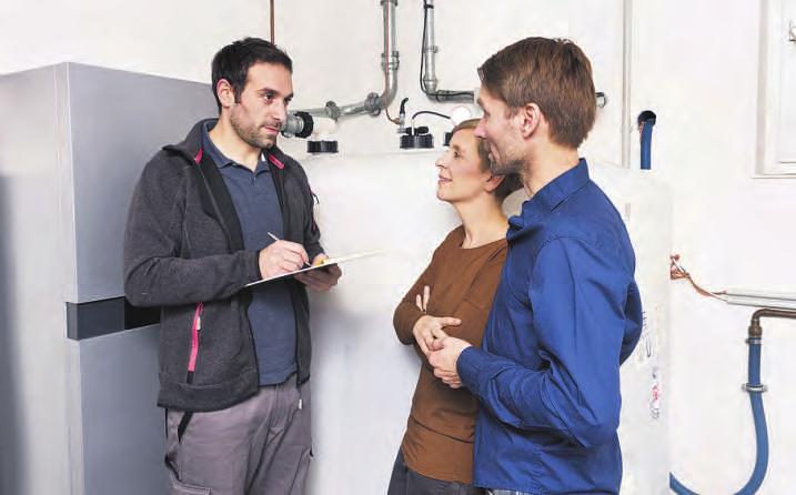 Mit dem Angebot eines Heizungsbauers in der Tasche, kann der kostenlose Fördermittel-Service in Anspruch genommen werden. Foto: IWO Mit dem Angebot eines Heizungsbauers in der Tasche, kann der kostenlose Fördermittel-Service in Anspruch genommen werden. Foto: IWO