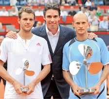 In seinem ersten Jahr als Turnierdirektor gratulierte Michael Stich 2009 Nikolai Dawidenko (r.) zum Sieg. Links Finalgegner Paul-Henri Mathieu In seinem ersten Jahr als Turnierdirektor gratulierte Michael Stich 2009 Nikolai Dawidenko (r.) zum Sieg. Links Finalgegner Paul-Henri Mathieu