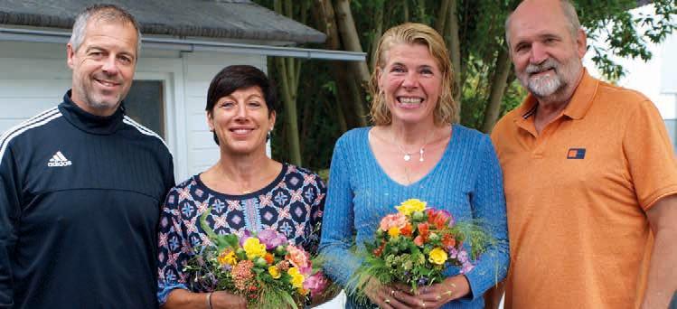Damen 30: Anja Schüler (TK Mölln) – Petra Meusburger (TSC Glashütte) 6:4, 6:3. Links Andy Zec, rechts Turnierleiter Rainer Wolf. Damen 30: Anja Schüler (TK Mölln) – Petra Meusburger (TSC Glashütte) 6:4, 6:3. Links Andy Zec, rechts Turnierleiter Rainer Wolf.