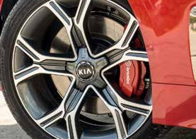 19-Zoll-Leichtmetallfelgen und belüftete BREMBO®-Scheibenbremsen Foto: KIA Motors 19-Zoll-Leichtmetallfelgen und belüftete BREMBO®-Scheibenbremsen Foto: KIA Motors
