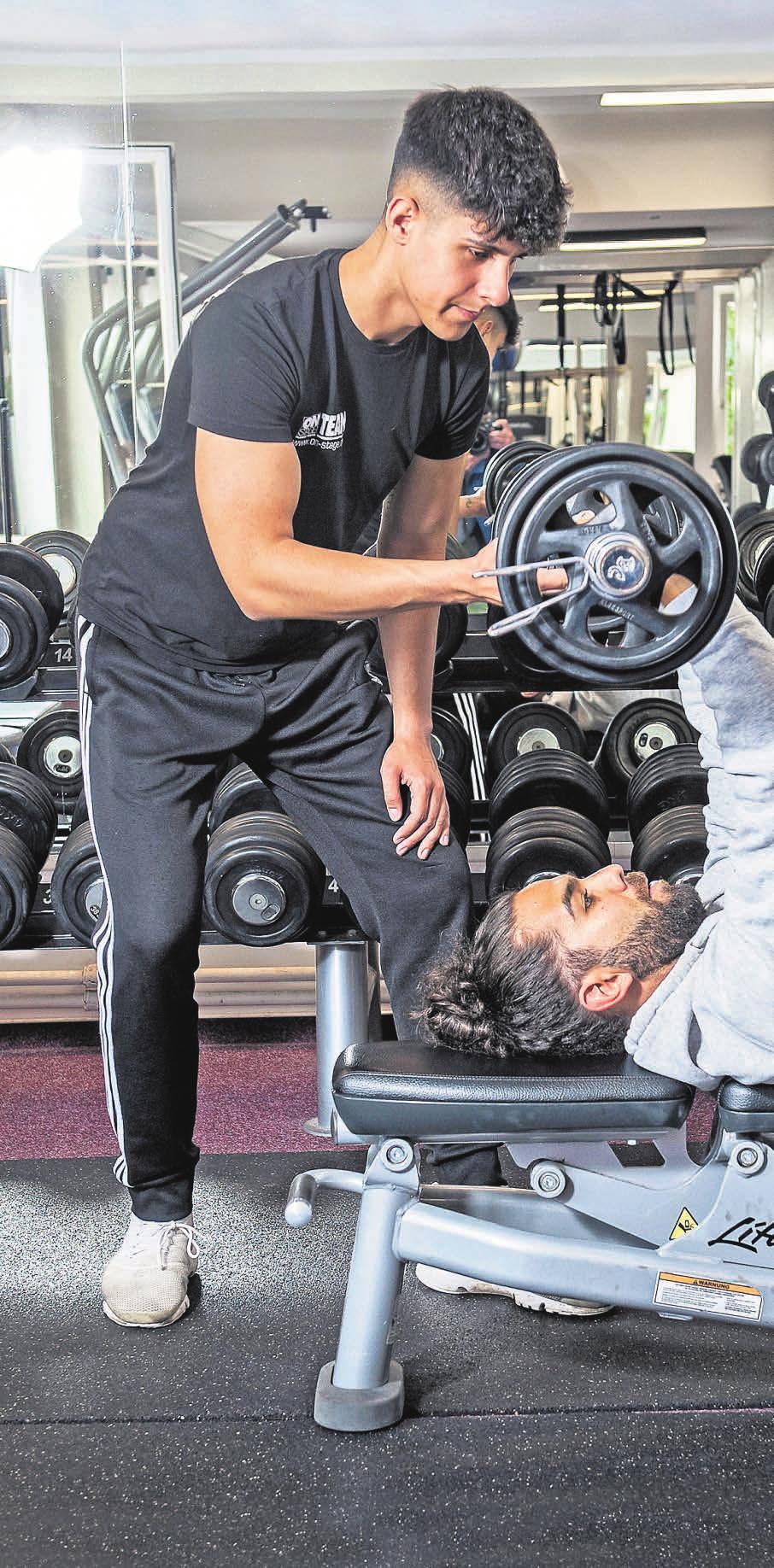 Kevin Bützow liebt Sport und geht gern auf Menschen zu. In seiner Ausbildung zum Sport- und Fitnesskaufmann ist beides gefragt. FOTO: HEINER KÖPCKE Kevin Bützow liebt Sport und geht gern auf Menschen zu. In seiner Ausbildung zum Sport- und Fitnesskaufmann ist beides gefragt. FOTO: HEINER KÖPCKE
