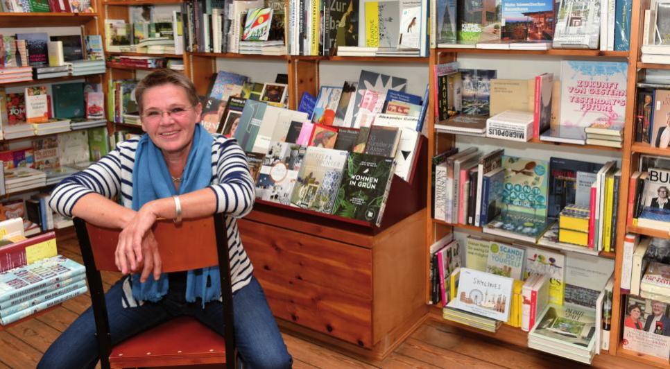 Hiltrud Klose in ihrer Buchhandlung. Die gravitätischen Dielen täuschen – die Räume haben eine energische Verjüngung hinter sich