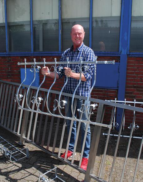 Thorsten Mistereck mit einem kunstvoll gestalteten Zaunelement Thorsten Mistereck mit einem kunstvoll gestalteten Zaunelement