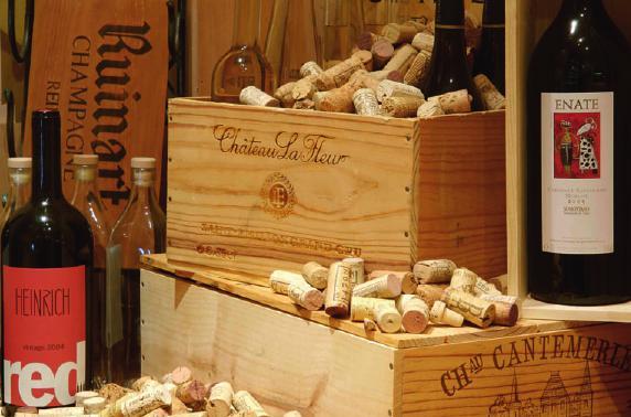 In exklusiver Runde Wein im Weinkeller des Bistro Elbwein genießen